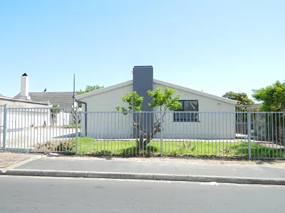 3 Bedroom House For Sale in Cape Town - img