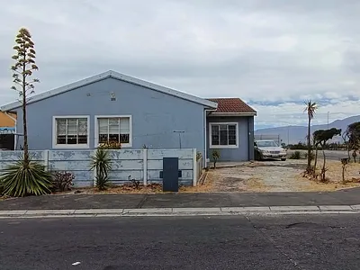 7 Bedroom House For Sale in Cape Town - OhG5.webp