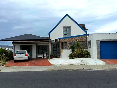 4 Bedroom House For Sale in Mitchells Plain - FgmS.webp