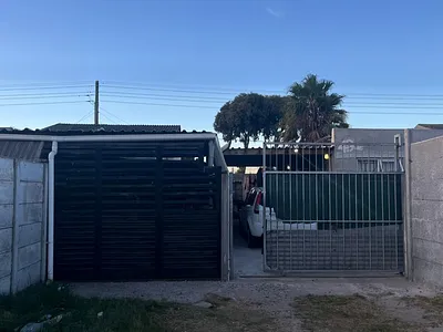 2 Bedroom House For Sale in Cape Town - iIcM.webp