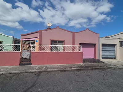 2 Bedroom House For Sale in Mitchells Plain - iE5f.webp