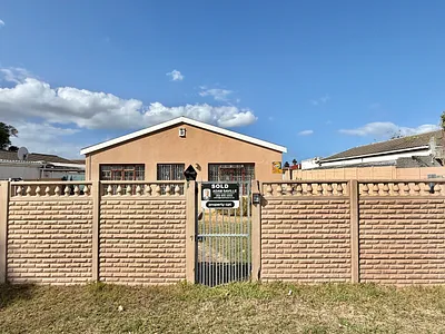 5 Bedroom House For Sale in Cape Town - BLzv.webp