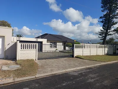 3 Bedroom House For Sale in Cape Town - CQUq.webp