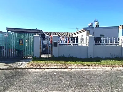 4 Bedroom House For Sale in Cape Town - n5c3.webp