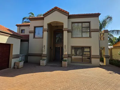 5 Bedroom House For Sale in Hartbeespoort - 06xL.webp