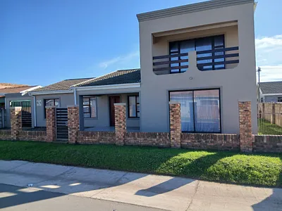 4 Bedroom House For Sale in Jeffreys Bay - hCE7.webp