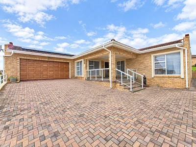 3 Bedroom House For Sale in Jeffreys Bay - UBt0.webp