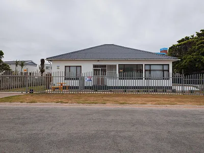 6 Bedroom House For Sale in Jeffreys Bay - 95aL.webp