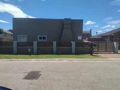 4 Bedroom House For Sale in Jeffreys Bay - eLEr.webp