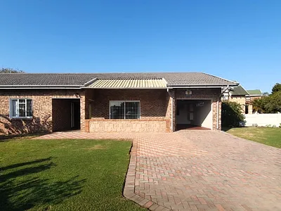 3 Bedroom House For Sale in Jeffreys Bay - ijIe.webp
