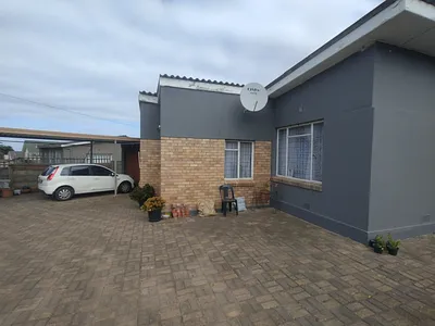 4 Bedroom House For Sale in Humansdorp - g4UL.webp