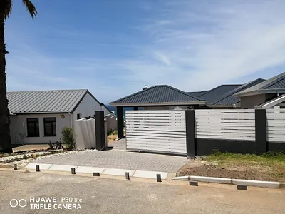 4 Bedroom House To Rent in Jeffreys Bay - img