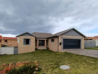 4 Bedroom House For Sale in Jeffreys Bay - img