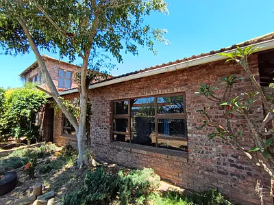 4 Bedroom House For Sale in Jeffreys Bay - 7hac.webp