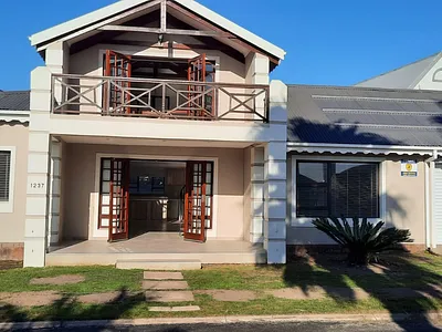 4 Bedroom House For Sale in Jeffreys Bay - TNUv.webp