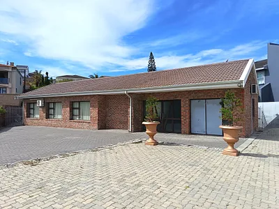 4 Bedroom House For Sale in Jeffreys Bay - rFaH.webp