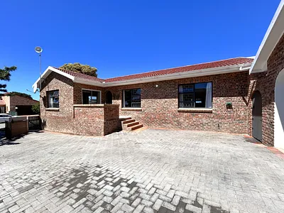 3 Bedroom House For Sale in Jeffreys Bay - MQPB.webp