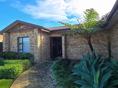 3 Bedroom House For Sale in Jeffreys Bay - EiOz.webp