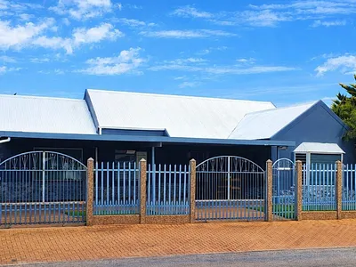 4 Bedroom House For Sale in Jeffreys Bay - img