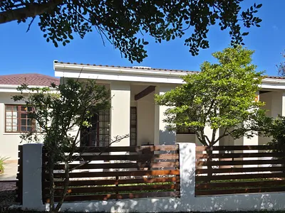 4 Bedroom House For Sale in Jeffreys Bay - img