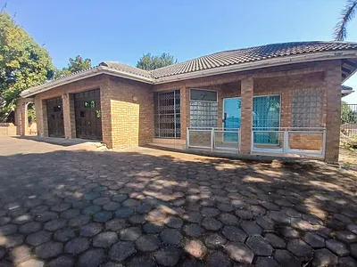 5 Bedroom House For Sale in Kloof - img