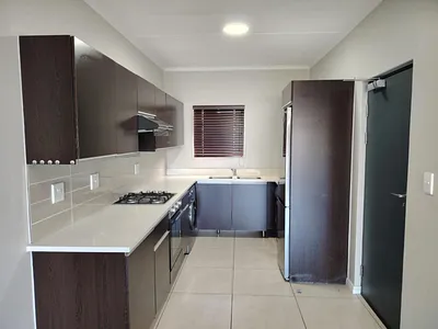 3 Bedroom Apartment To Rent in Somerset West - 8bNl.webp