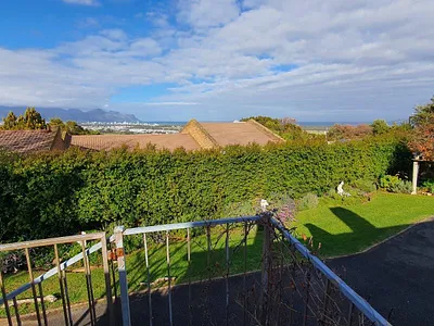 1 Bedroom Apartment To Rent in Somerset West - 4eBt.webp