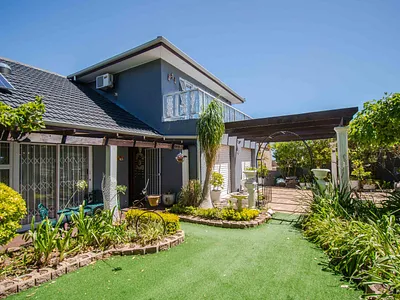 4 Bedroom House For Sale in Somerset West - yNyB.webp