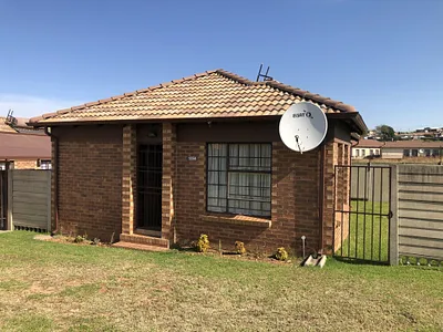 3 Bedroom Townhouse For Sale in Thatch Hill Estate, Centurion - 2Ian.webp