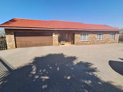 4 Bedroom House For Sale in Meyerton - c5Of.webp