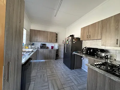 4 Bedroom House For Sale in Uitenhage - uKqk.webp