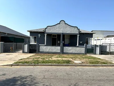 6 Bedroom House For Sale in Port Elizabeth - img