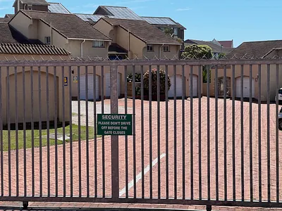 3 Bedroom Townhouse For Sale in Port Elizabeth - Neg0.webp