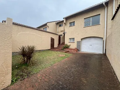 3 Bedroom Townhouse For Sale in Port Elizabeth - H0yJ.webp
