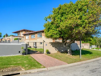 8 Bedroom House For Sale in Port Elizabeth - FYmE.webp