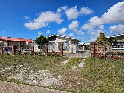 3 Bedroom House For Sale in Port Elizabeth - leeB.webp