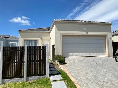3 Bedroom Townhouse For Sale in Port Elizabeth - IQFY.webp