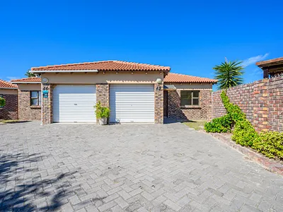 3 Bedroom Townhouse For Sale in Port Elizabeth - fmAY.webp