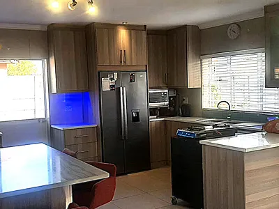 7 Bedroom House For Sale in Cape Town - img