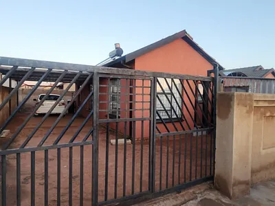 3 Bedroom House For Sale in Soshanguve - 90bB.webp