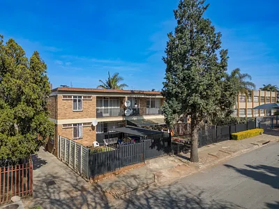 1 Bedroom Townhouse For Sale in Kempton Park - 9AoJ.webp