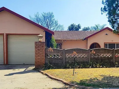 5 Bedroom House For Sale in Kempton Park - NoqU.webp