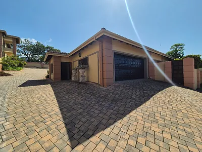 3 Bedroom Townhouse For Sale in Margate - VdV4.webp