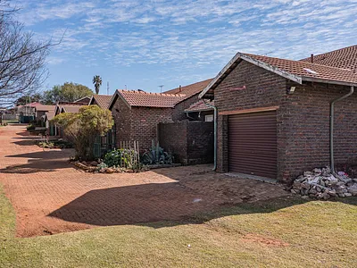 3 Bedroom Townhouse For Sale in Roodepoort - img