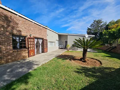 5 Bedroom House For Sale in Uitenhage - 7sVd.webp