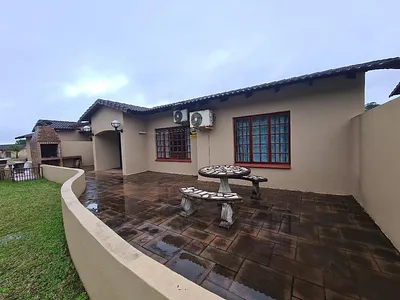 3 Bedroom Townhouse For Sale in Margate - fw4A.webp