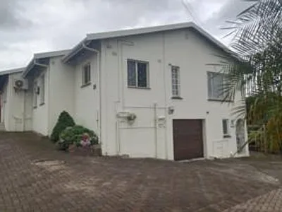 4 Bedroom House For Sale in Chatsworth - 8dya.webp
