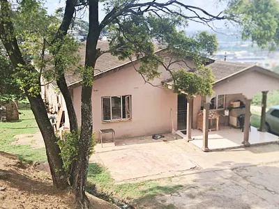 6 Bedroom House For Sale in Durban - 1mFj.webp
