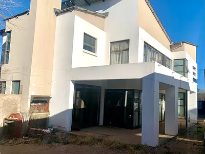 4 Bedroom House For Sale in Bloemfontein - DcFd.webp