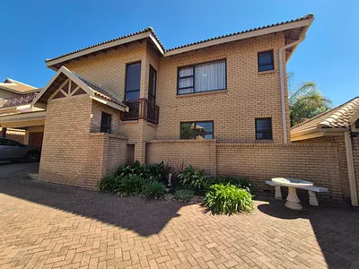 4 Bedroom Townhouse For Sale in Bloemfontein - 29HY.webp
